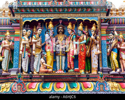 Figure indù sopra l'ingresso del Sri Krishnan Tempio Singapore Foto Stock