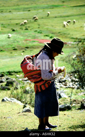 Pastorella con il suo bambino la filatura.Cajamarca.Perù Foto Stock