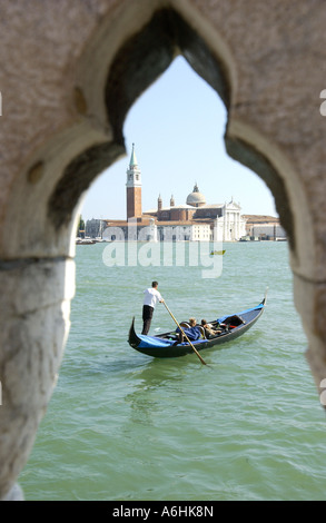 Vista di San Giorgio Maggiore e la gondola è incorniciato da un ponte dettaglio Venezia, Italia. Foto Stock