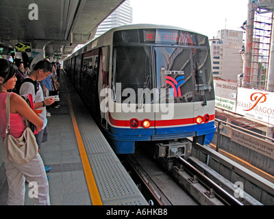 BTS Skytrain arriva in corrispondenza della piattaforma Bangkok in Thailandia Foto Stock