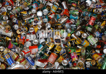 Pile di barattoli e lattine in attesa di essere riciclato Foto Stock