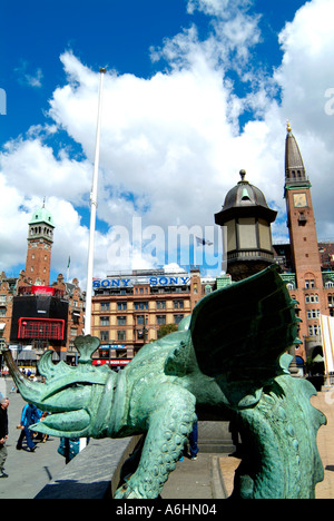 Dragon sculpture.Piazza del Municipio.Radhuspladsen.Copenhagen.Danimarca Foto Stock