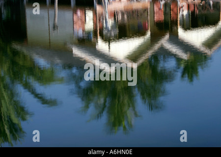 Chalets per le vacanze si riflette nella piscina sulla spiaggia Cherating beach Malaysia Foto Stock