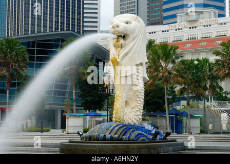 Statua Merlion di fronte all'Hotel Fullerton, Marina Bay, Repubblica di Singapore, in Asia Foto Stock