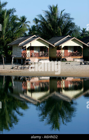 Chalets per le vacanze si riflette nella piscina sulla spiaggia Cherating beach Malaysia Foto Stock