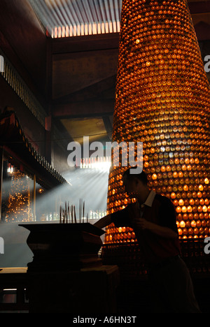 Orante in Lim Siong tempio buddista, Repubblica di Singapore, in Asia Foto Stock