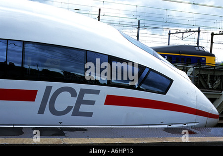 Le ferrovie tedesche Intercity Express (ghiaccio) il passeggero con il treno alla stazione centrale di Amsterdam, Olanda. Foto Stock