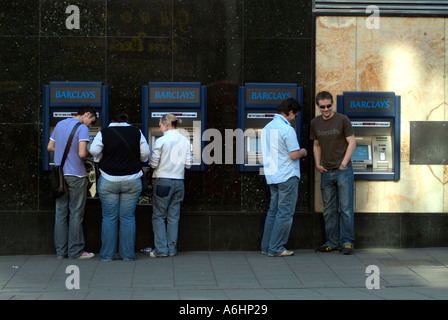 I clienti tramite bancomat a macchina, Charing Cross Road, Londra, Inghilterra. Foto Stock