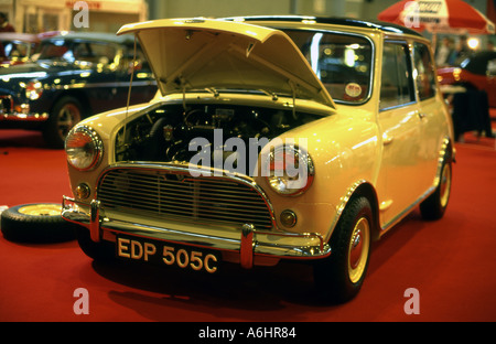 Classica berlina Mini al Classic Car Show al NEC Birmingham Foto Stock