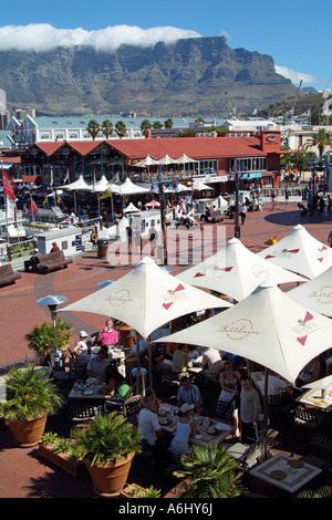 Cape Town Waterfront e la tabella di montagna con un panno coprire il Sud Africa Foto Stock