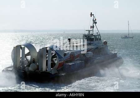 Hovercraft di una nave passeggeri su un volo attraverso il Solent a Portsmouth Inghilterra REGNO UNITO Foto Stock