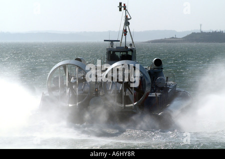 Hovercraft di una nave passeggeri su un volo attraverso il Solent a Portsmouth Inghilterra REGNO UNITO Foto Stock