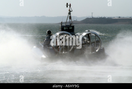 Hovercraft di una nave passeggeri su un volo attraverso il Solent a Portsmouth Inghilterra REGNO UNITO Foto Stock