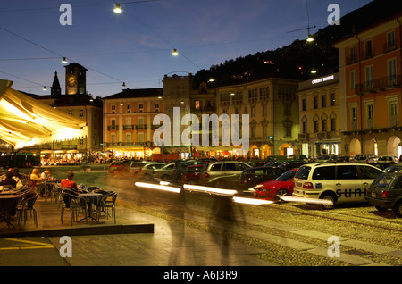 Gli Illuminati di Piazza Grande nel centro di Locarno all'alba, Ticino, Svizzera Foto Stock