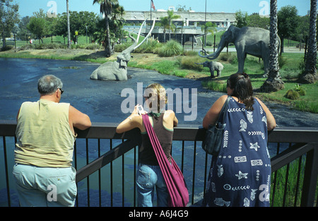 La Brea Tar Pits a Los Angeles County Museum of Art di Los Angeles in California negli Stati Uniti Foto Stock