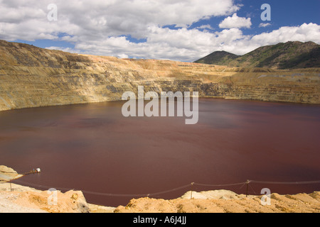 BUTTE MONTANA USA Il Berkeley Pit miniera di rame riempito con acqua a 5 610 metri di altitudine Foto Stock