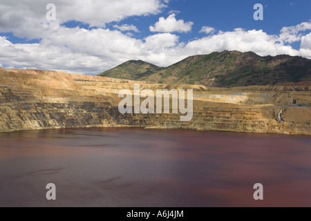 BUTTE MONTANA USA Il Berkeley Pit miniera di rame riempito con acqua a 5 610 metri di altitudine Foto Stock