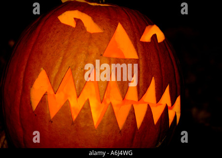 ARLINGTON VIRGINIA USA Jack o laterna pumkins sulla notte di Halloween glow orange Foto Stock