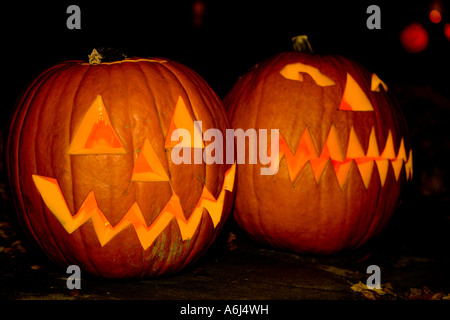 ARLINGTON VIRGINIA USA Jack o laterna pumkins sulla notte di Halloween glow orange Foto Stock