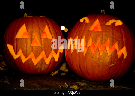 ARLINGTON VIRGINIA USA Jack o laterna pumkins sulla notte di Halloween glow orange Foto Stock