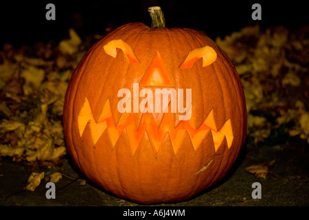 ARLINGTON VIRGINIA USA Jack o laterna pumkins sulla notte di Halloween glow orange Foto Stock