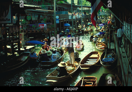 Vista dei turisti e i produttori affollata su barche a un mercato galleggiante in Thailandia Foto Stock