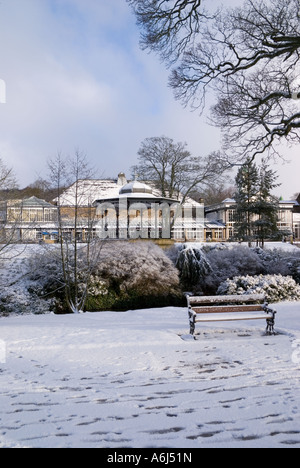 Coperte di neve Pavilion Gardens e bandstand a Buxton Foto Stock