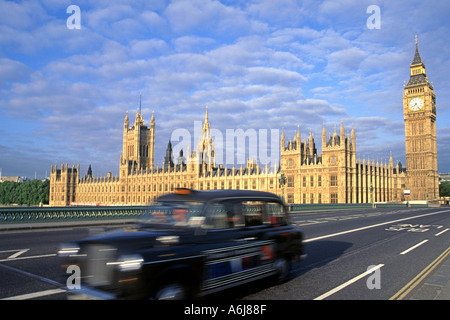 La Casa del Parlamento, il Big Ben e un passaggio di cabina sul Westminster Bridge di Londra. Foto Stock