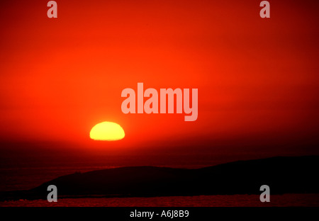 Sun impostazione oltre l'orizzonte in Sud Africa. Foto Stock