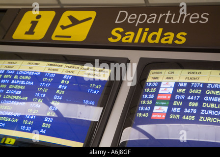 Partenze schermo informazioni presso l'aeroporto di Barajas, Madrid, Spagna. Foto Stock
