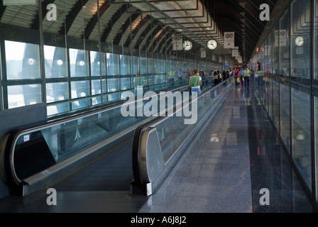 I passeggeri si muove attraverso la sala partenze presso l'aeroporto di Barajas, Madrid, Spagna. Foto Stock