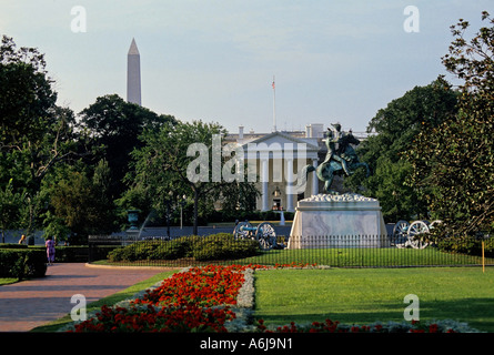 Giardini all'ingresso alla Casa Bianca con l'obelisco del Monumento di Washington vede in background, Washington DC, Stati Uniti d'America. Foto Stock