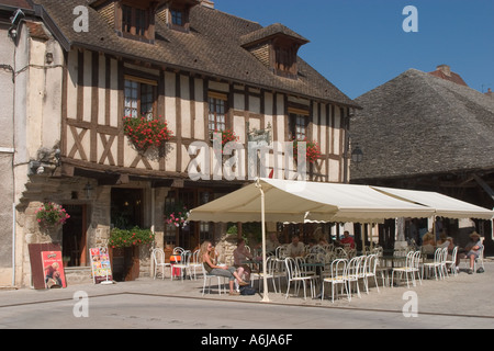 Metà edificio con travi di legno e il cafe Nolay Francia la Cote D o Foto Stock