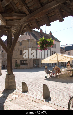 Metà edificio con travi di legno e il cafe Nolay Francia la Cote D o Foto Stock