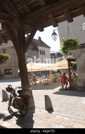 Metà edificio con travi di legno e il cafe Nolay Francia Foto Stock