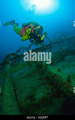 Fotografo di immersioni in un lago di montagna chiaro Foto Stock