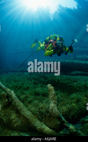 Fotografo di immersioni in un lago di montagna chiaro Foto Stock