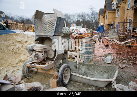 Betoniera sui siti di costruzione Edificio 4 Foto Stock