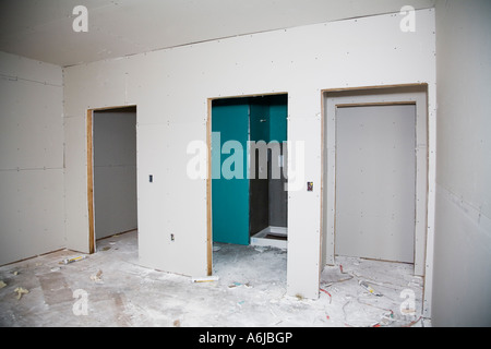 Interno dopo il muro a secco installato Edificio 1 Foto Stock