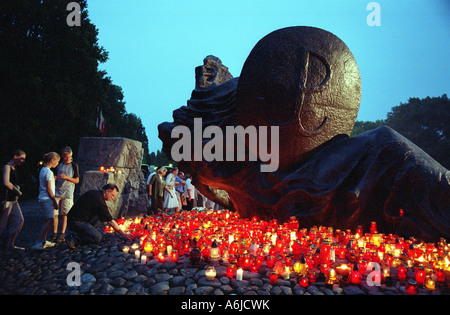 Le persone al Memoriale per l invincibile caduto all'Insurrezione di Varsavia nel cimitero Wolska Street, Polonia Foto Stock