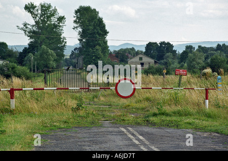 Un rosso e bianco barriera in corrispondenza del confine Polish-Ukrainian, Malhowice, Polonia Foto Stock