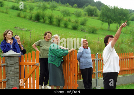 Le donne durante la preparazione lavora per una cerimonia di consacrazione, Turzansk, Polonia Foto Stock