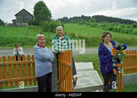 Le donne durante la preparazione lavora per una cerimonia di consacrazione, Turzansk, Polonia Foto Stock