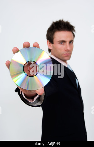 Imprenditore tenendo un cd rom dvd Foto Stock