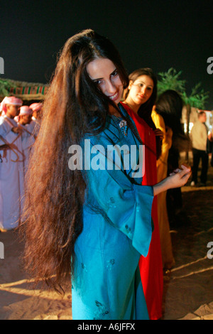 Un ballo donna araba in costume tradizionale, Dubai, Emirati Arabi Uniti Foto Stock