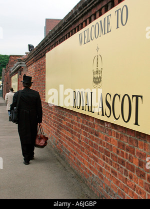 Uomo a piedi e un cartello accogliente per il Royal Ascot cavallo di razza, York, Gran Bretagna Foto Stock