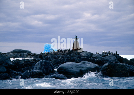 Adelie penguin (Pygoscelis adeliae), punto di fuga da E. Shackleton, memorial, Antartide Foto Stock