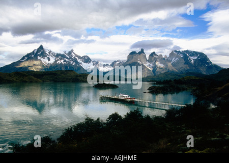 Il lago di Pehoe, Cerro Paine Grande e Cuernos Del Paine, Cile, Patagonia Foto Stock