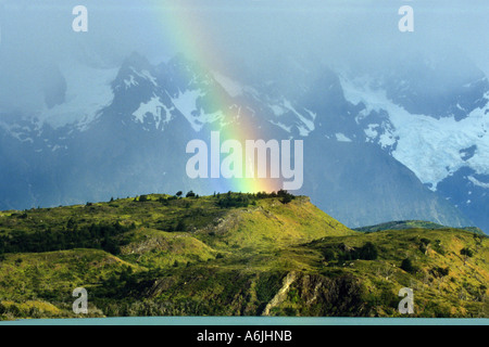 Rainbow oltre il Lago Pehoe, Cile, Patagonia Foto Stock