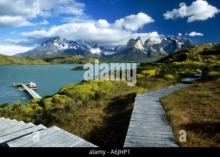 Il lago di Pehoe, Cerro Paine Grande e Cuernos Del Paine, Cile, Patagonia Foto Stock